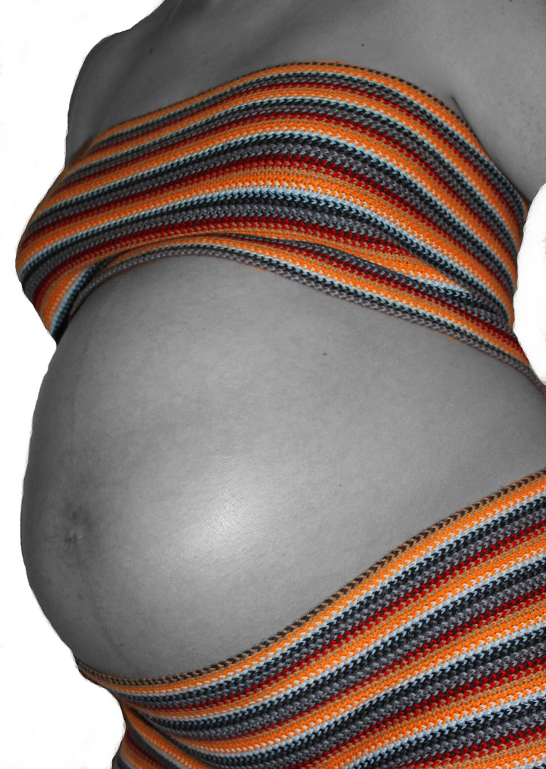 Babybauch in Farben geschwungen