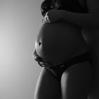 Babybauch in schwarz und weiß