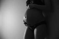 Babybauch in schwarz und weiß