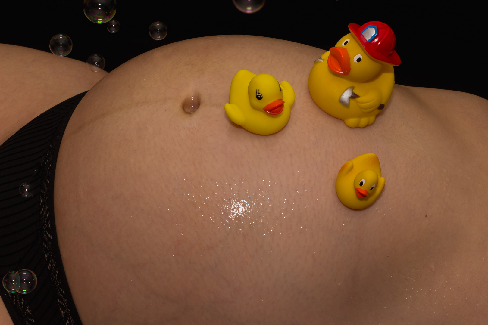 Babybauch mit Entenfamilie