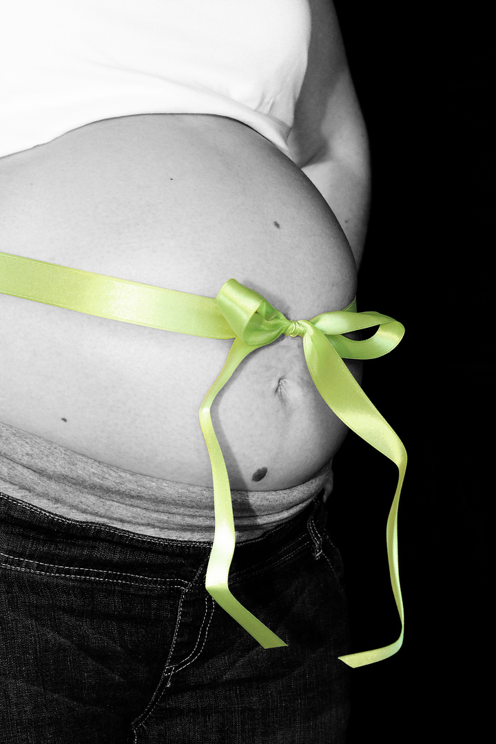 Babybauch mit Schleife