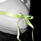 Babybauch mit Schleife