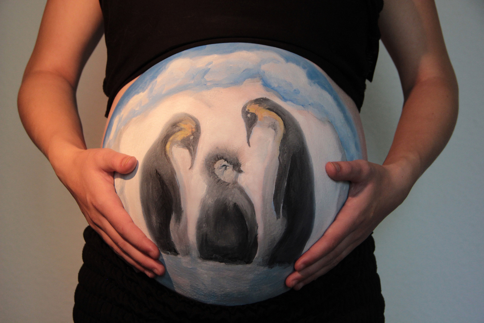 Babybauchpainting mit Pinguin-Motiv