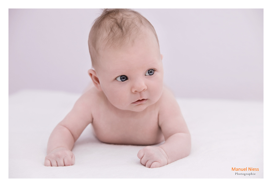 Babyfotografie - neugierig