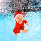 Babyschwimmen Fotoshooting Unterwasser - Weihnachten