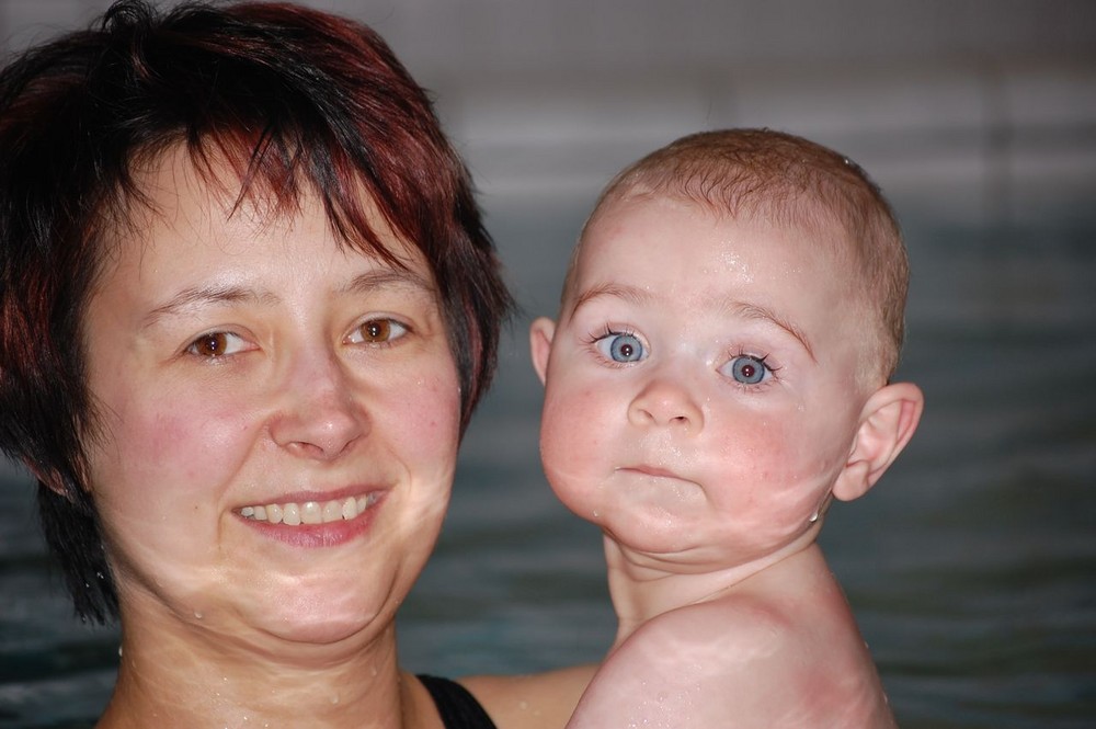 Babyschwimmen mit Mama ist toll