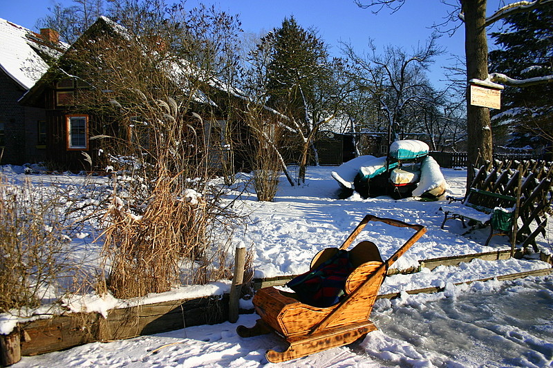 Babytransport im winterlichen Spreewald