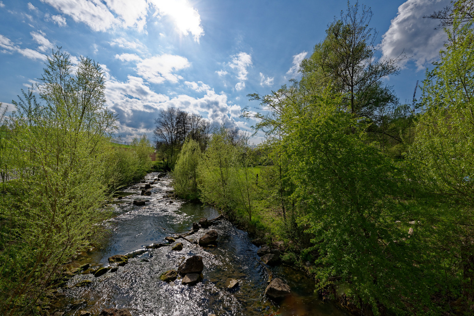 Bach am Abend im Frühling