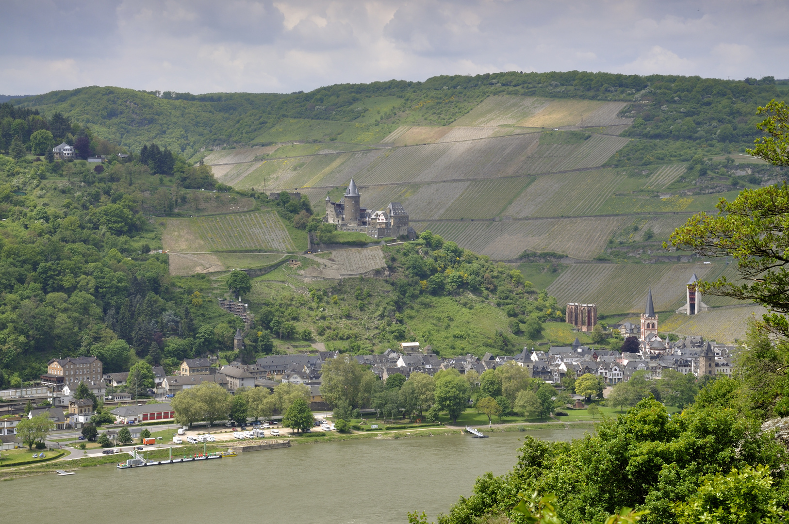 Bacharach vom Rheinsteig gesehen