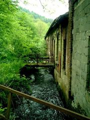 Bachlauf an einer alten Fabrik im Sterbecketal, Hagen