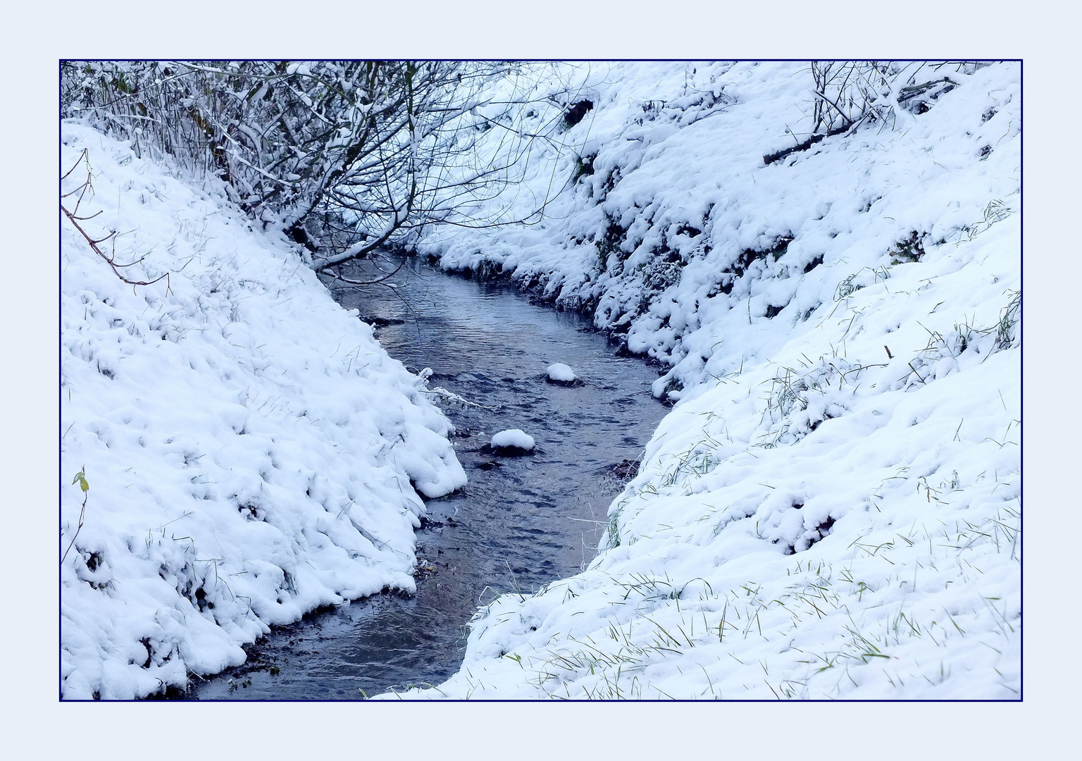 Bachlauf im Schneebett