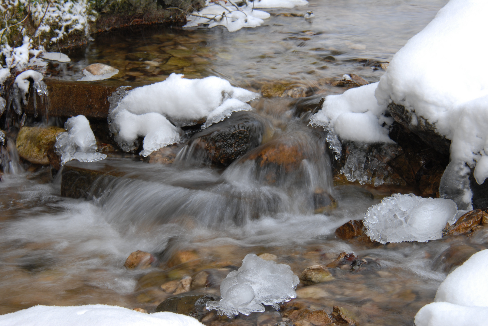 Bachlauf im Winter