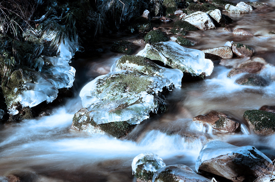 Bachlauf im Winter