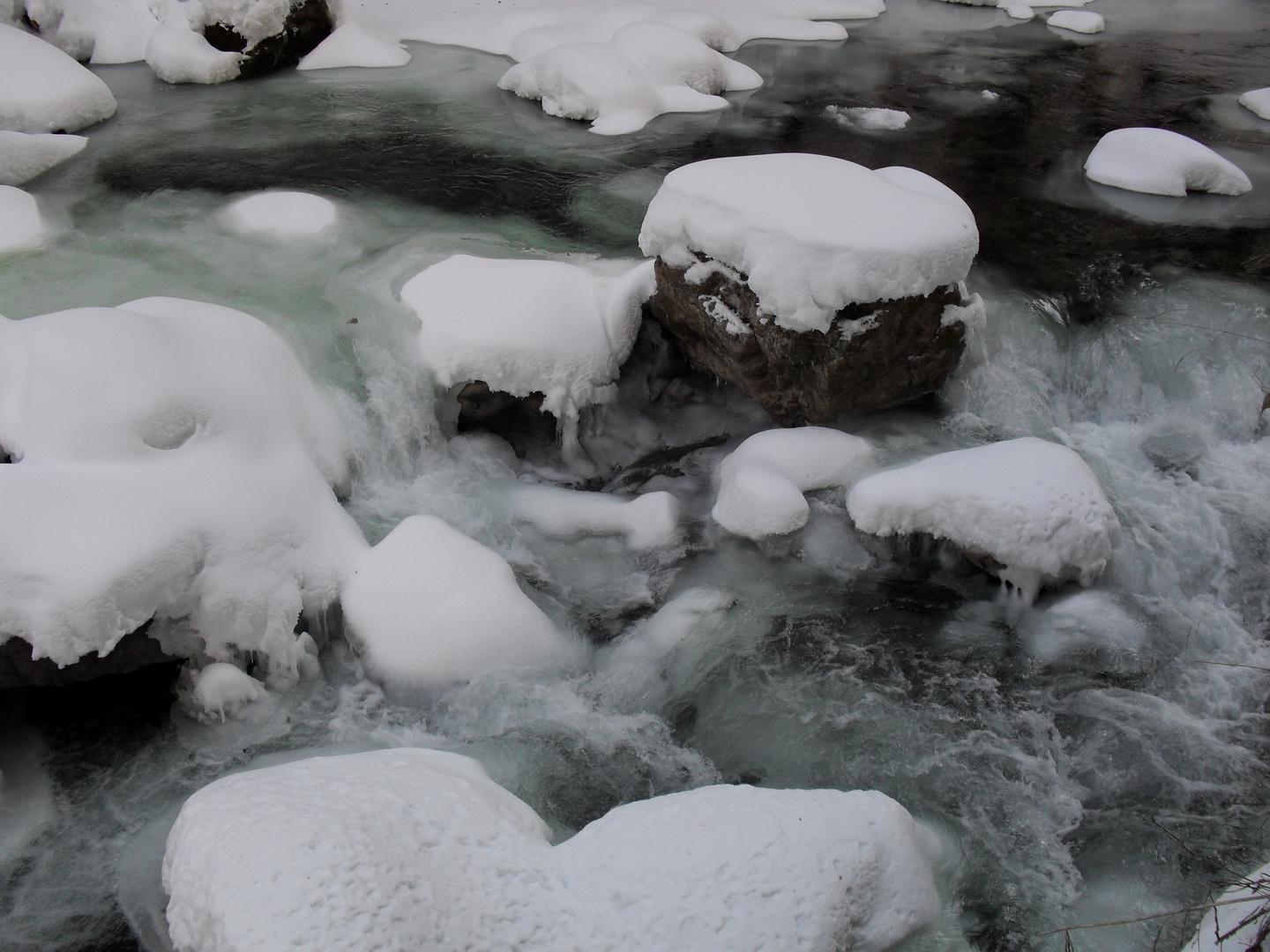 Bachlauf im Winter