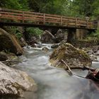 Bachlauf mit Brücke