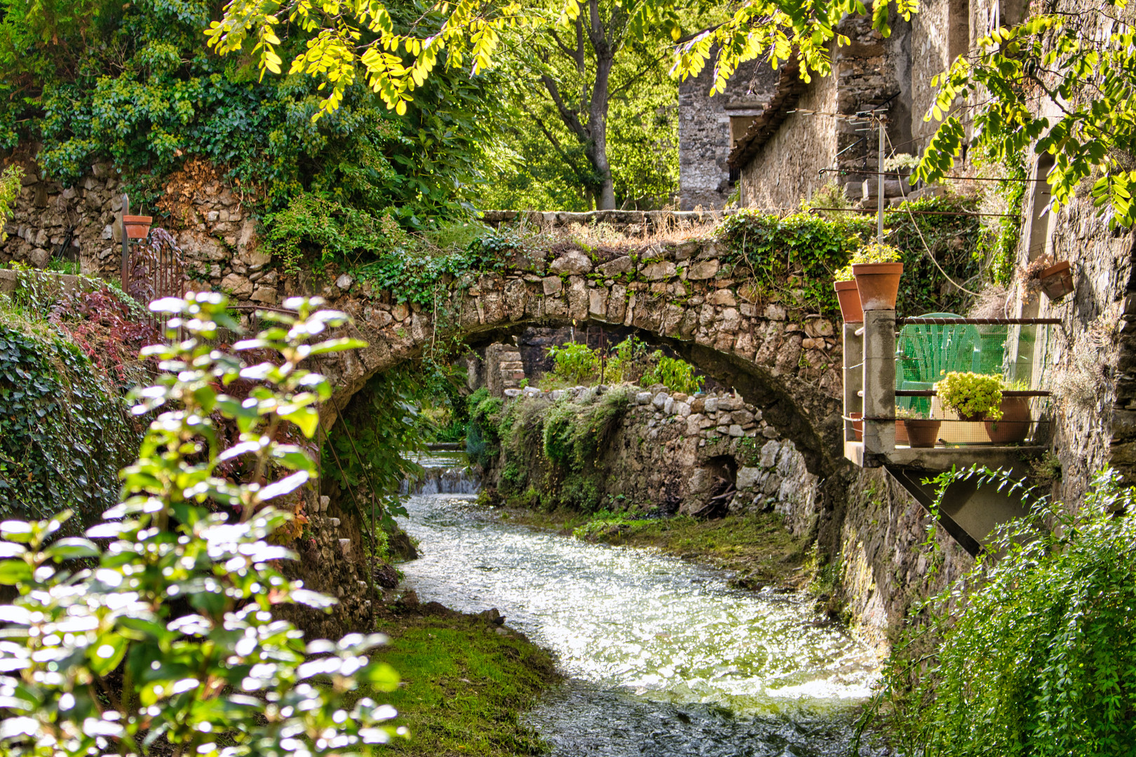 Bachlauf mit Brücke in der Nähe von Saint-Guilhem-le-Désert