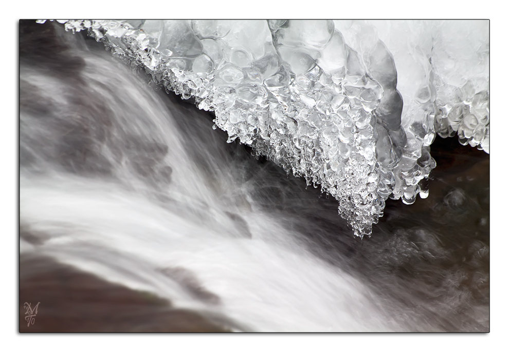 Bachlauf mit Eisdetail