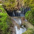 Bachlauf mit kleinen Wasserfällen