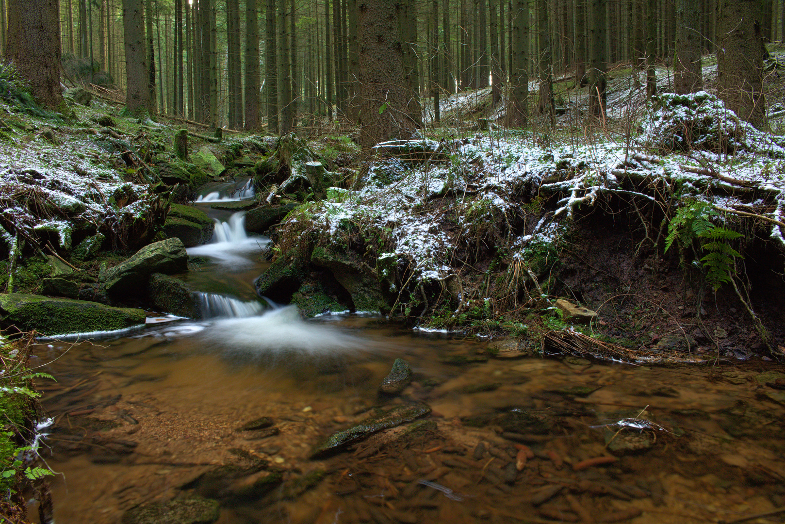 Bachlauf mit Schnee