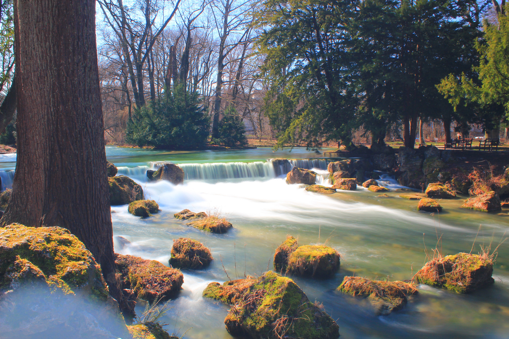 Bachlauf mit Wasserfall