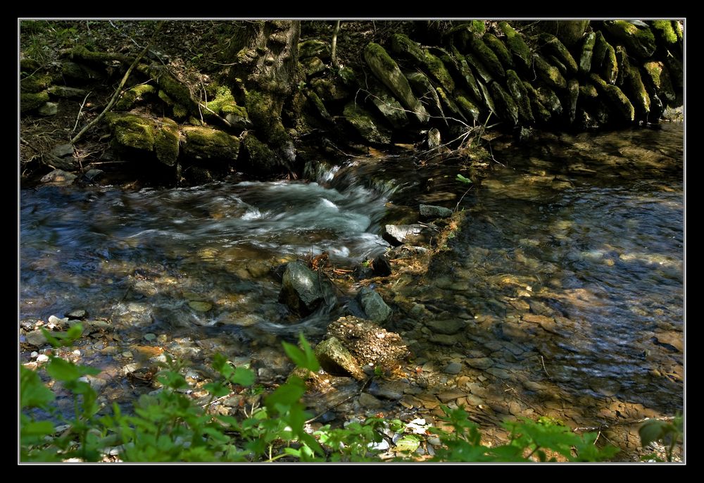 Bachlauf Mit Wasserfall.12