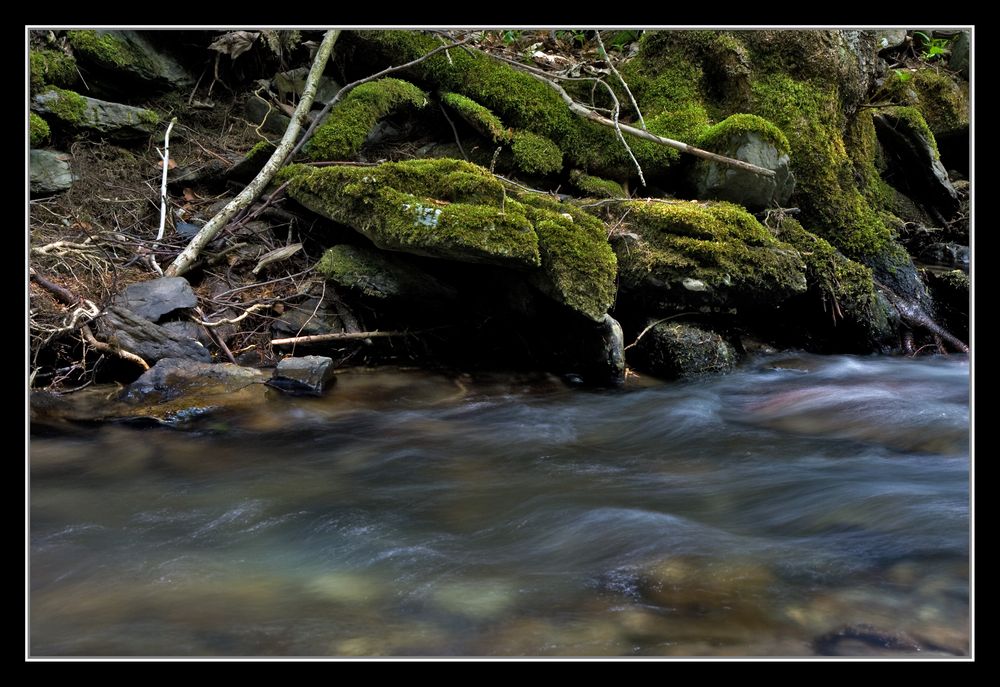 Bachlauf Mit Wasserfall.13