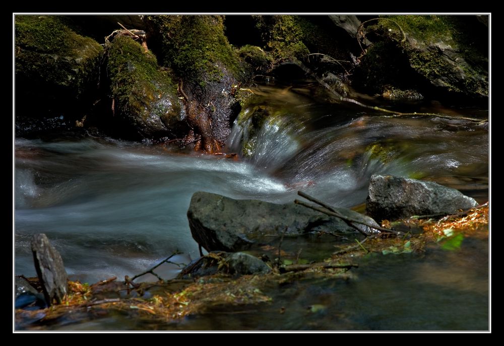 Bachlauf Mit Wasserfall.14