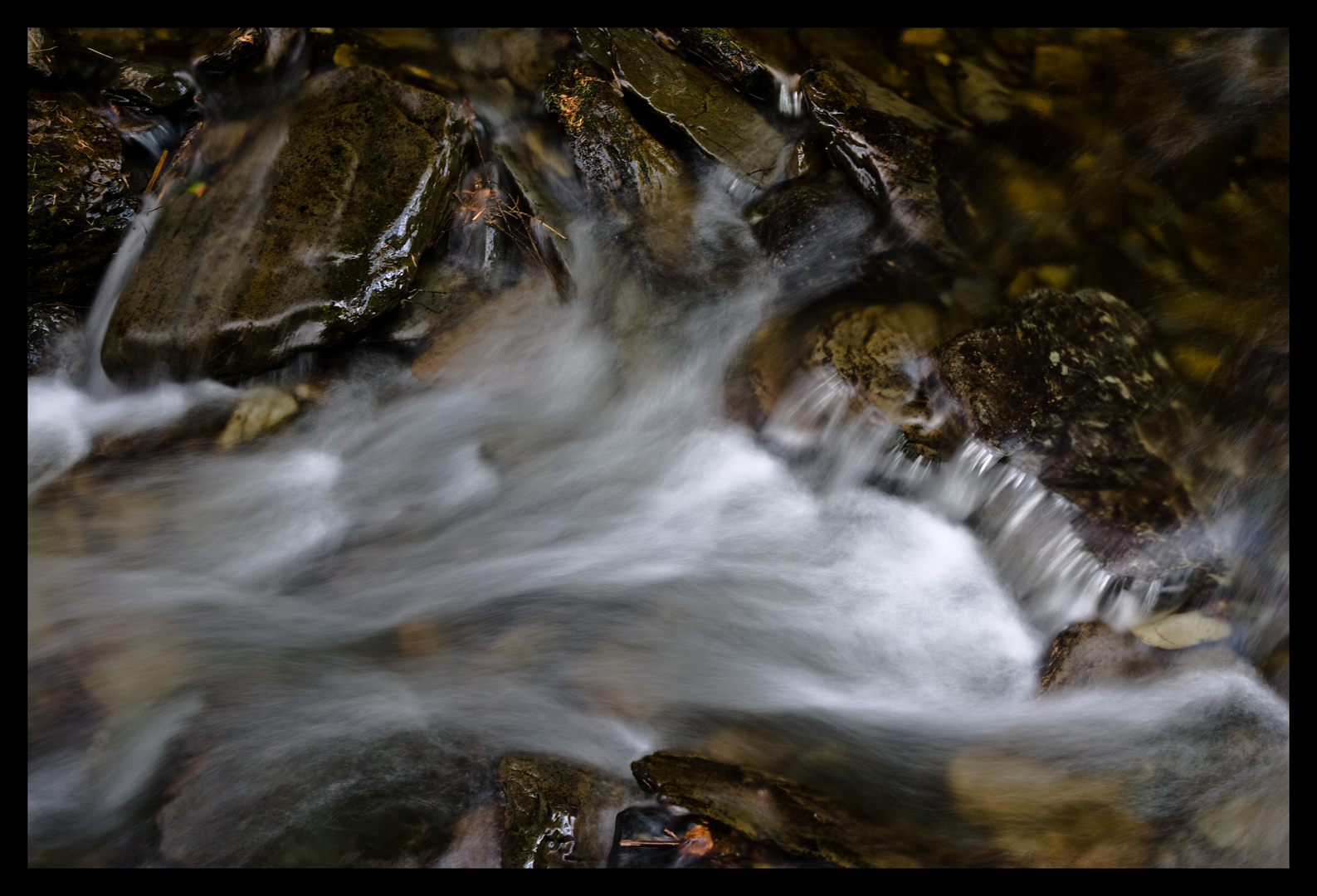 Bachlauf Mit Wasserfall.16