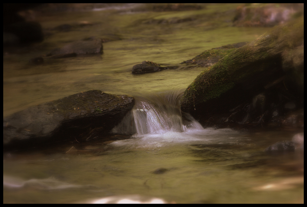 Bachlauf Mit Wasserfall.4