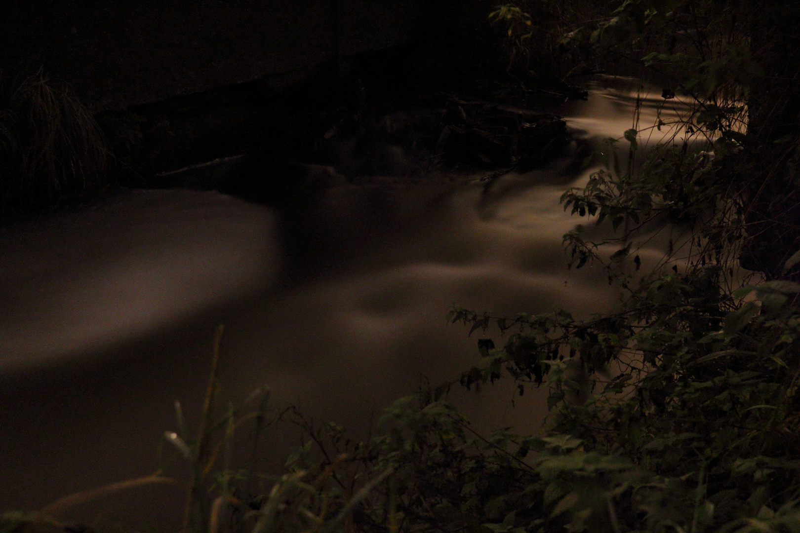 Bachlauf mitten in der Nacht.