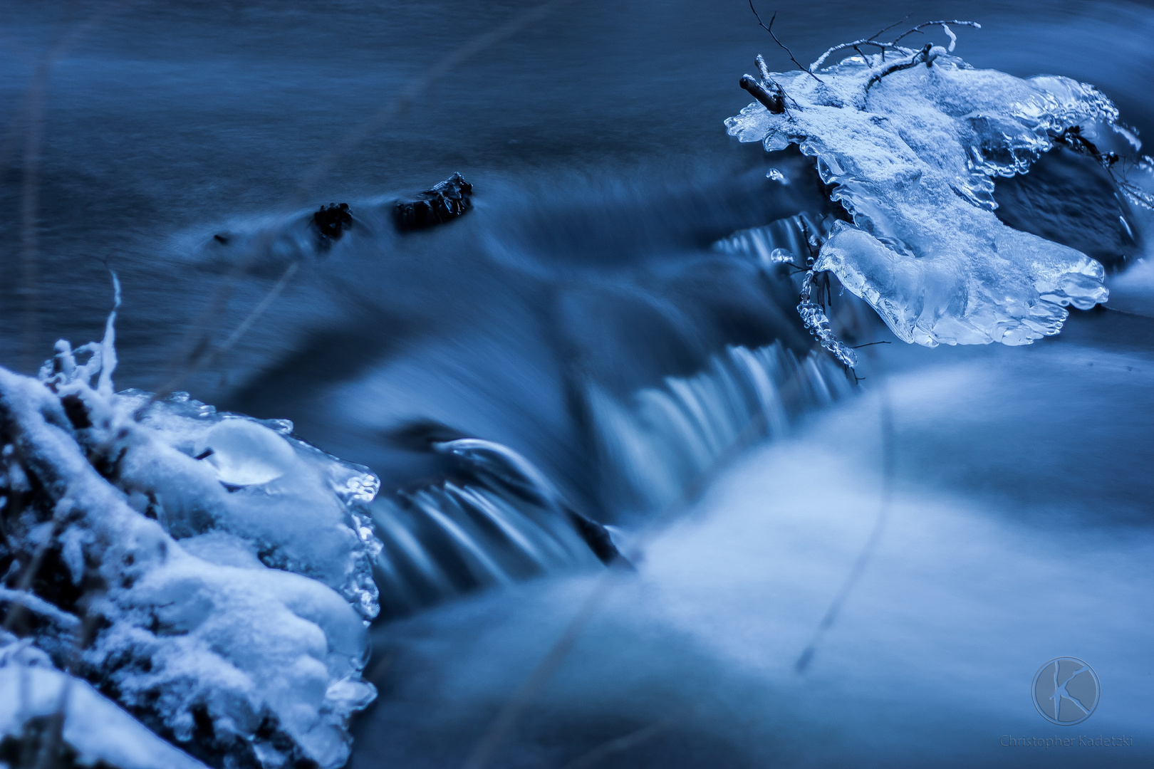 Bachlauf umgeben von Eis
