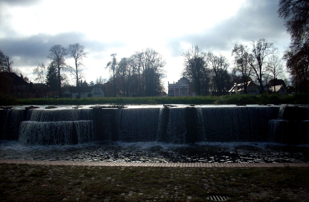 Bachwasserfall vor dem Ludwigsluster Schloss