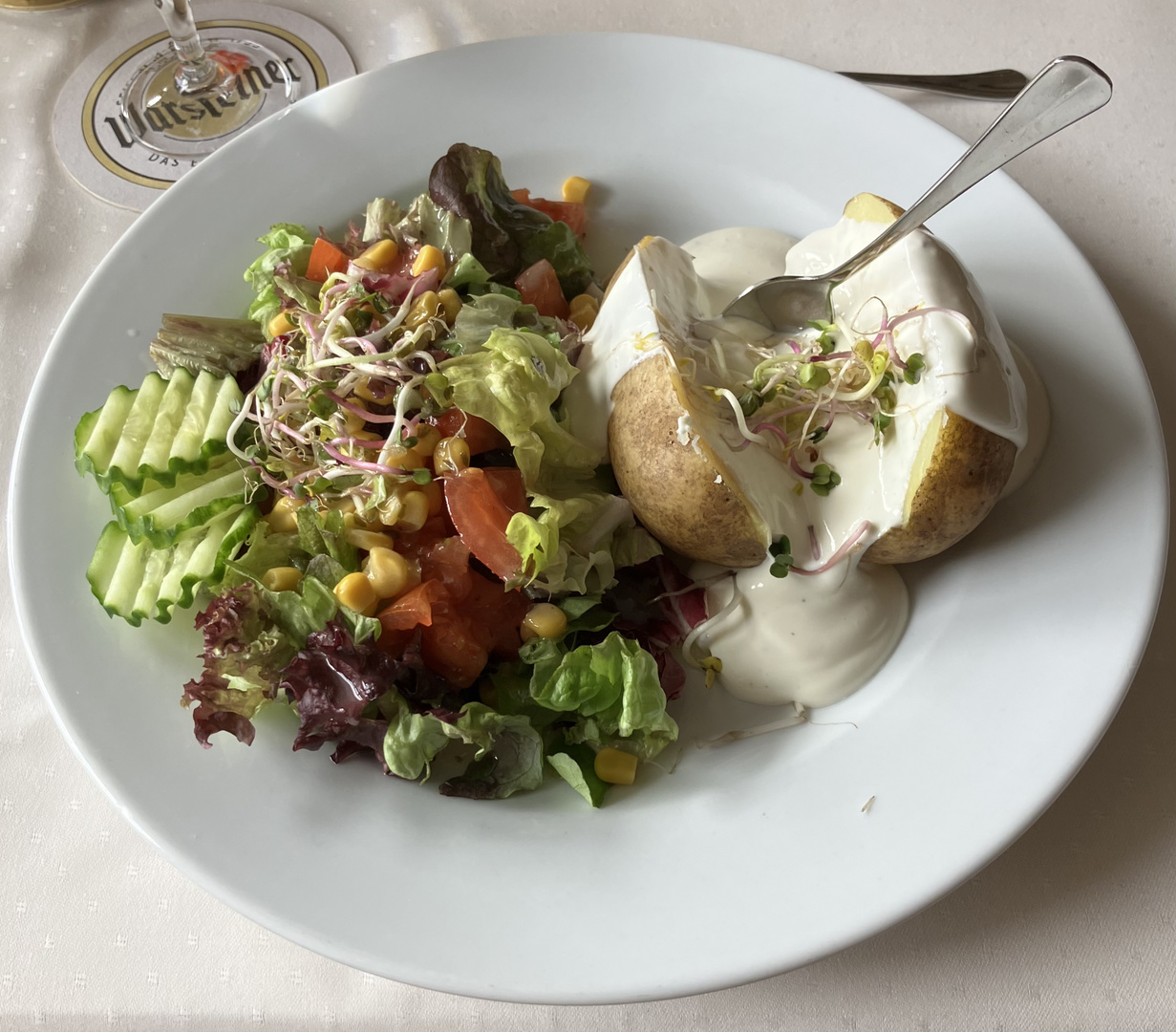 Backpotato mit Sour Cream und Salatbeilage