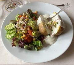 Backpotato mit Sour Cream und Salatbeilage