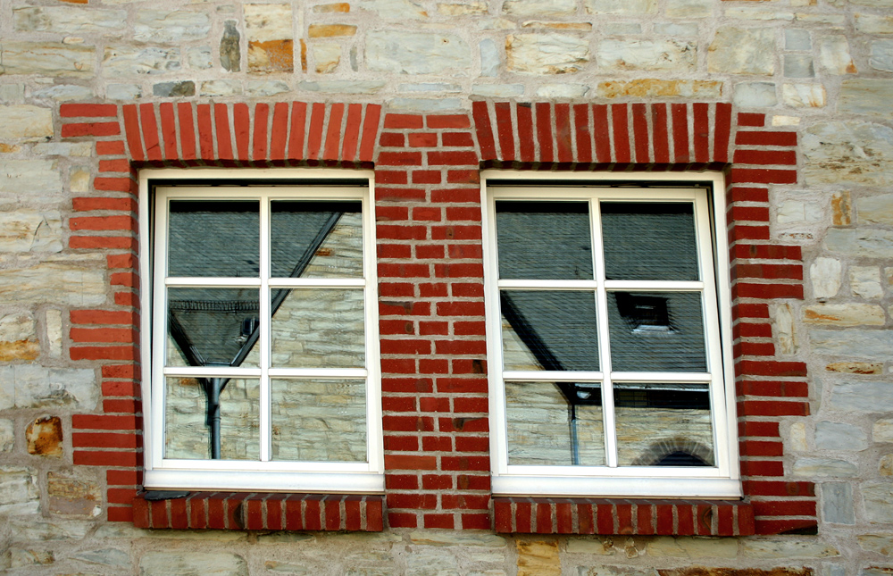 Backstein-Fenster mit Spiegelung