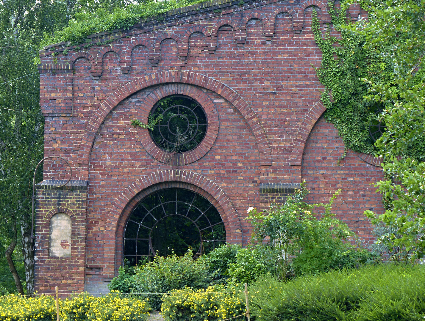 Backsteine im Grünen