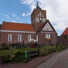 Backsteinerne Dorfkirche von Pilsum mit Kreuzschiffen und Vierungsturm