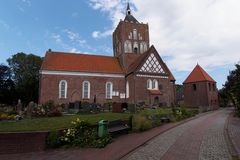 Backsteinerne Dorfkirche von Pilsum mit Kreuzschiffen und Vierungsturm