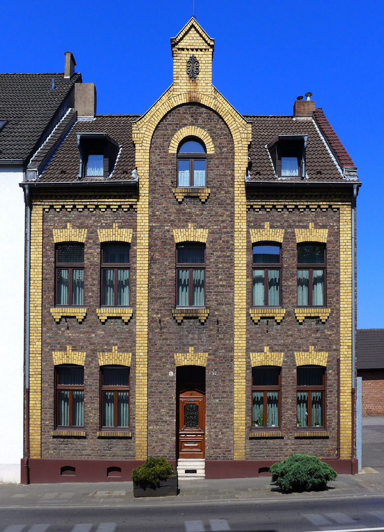 Backsteinhaus zweifarbig