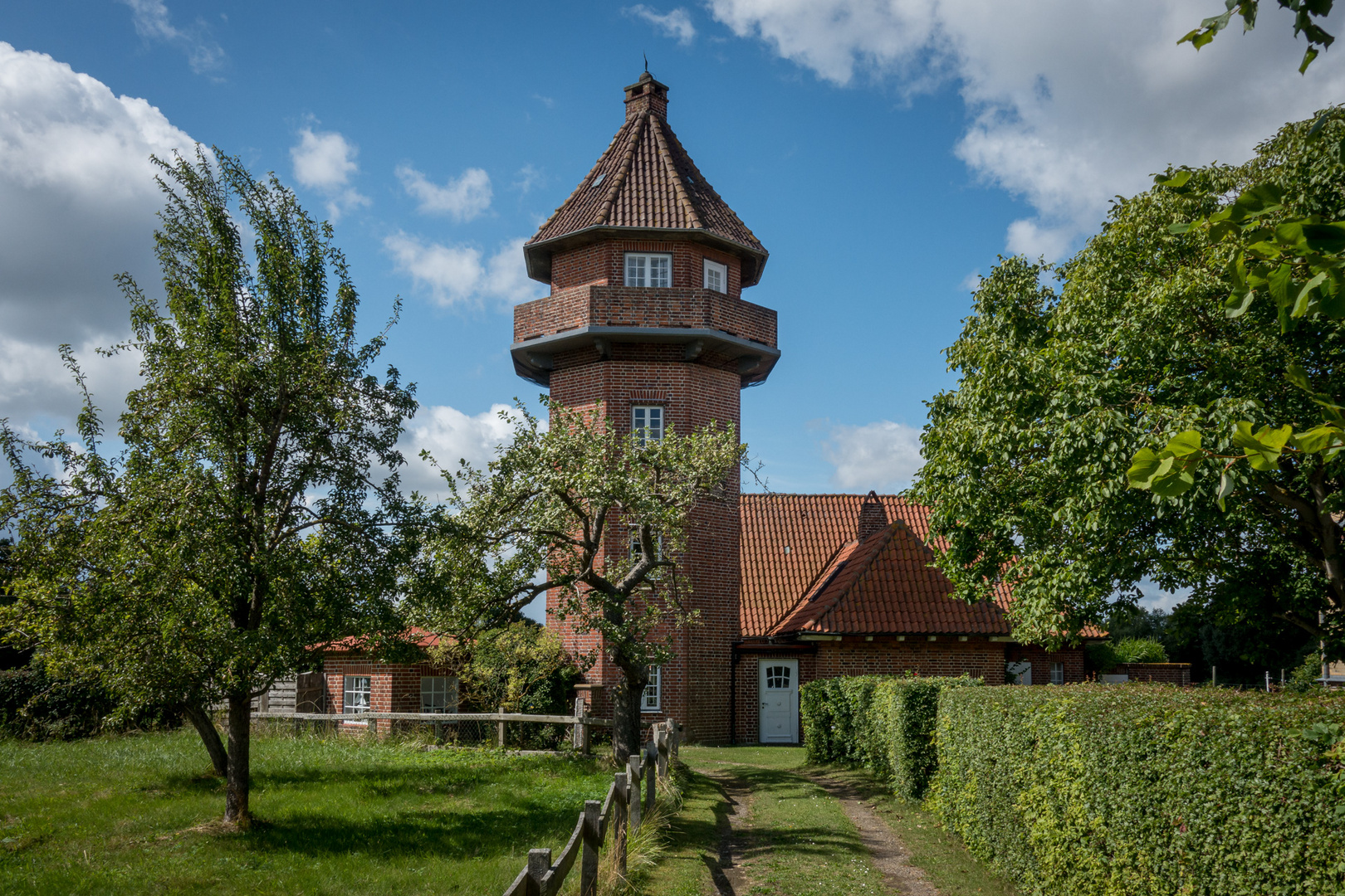 Backsteinturm neben dem Leuchtturm Dahmeshöves