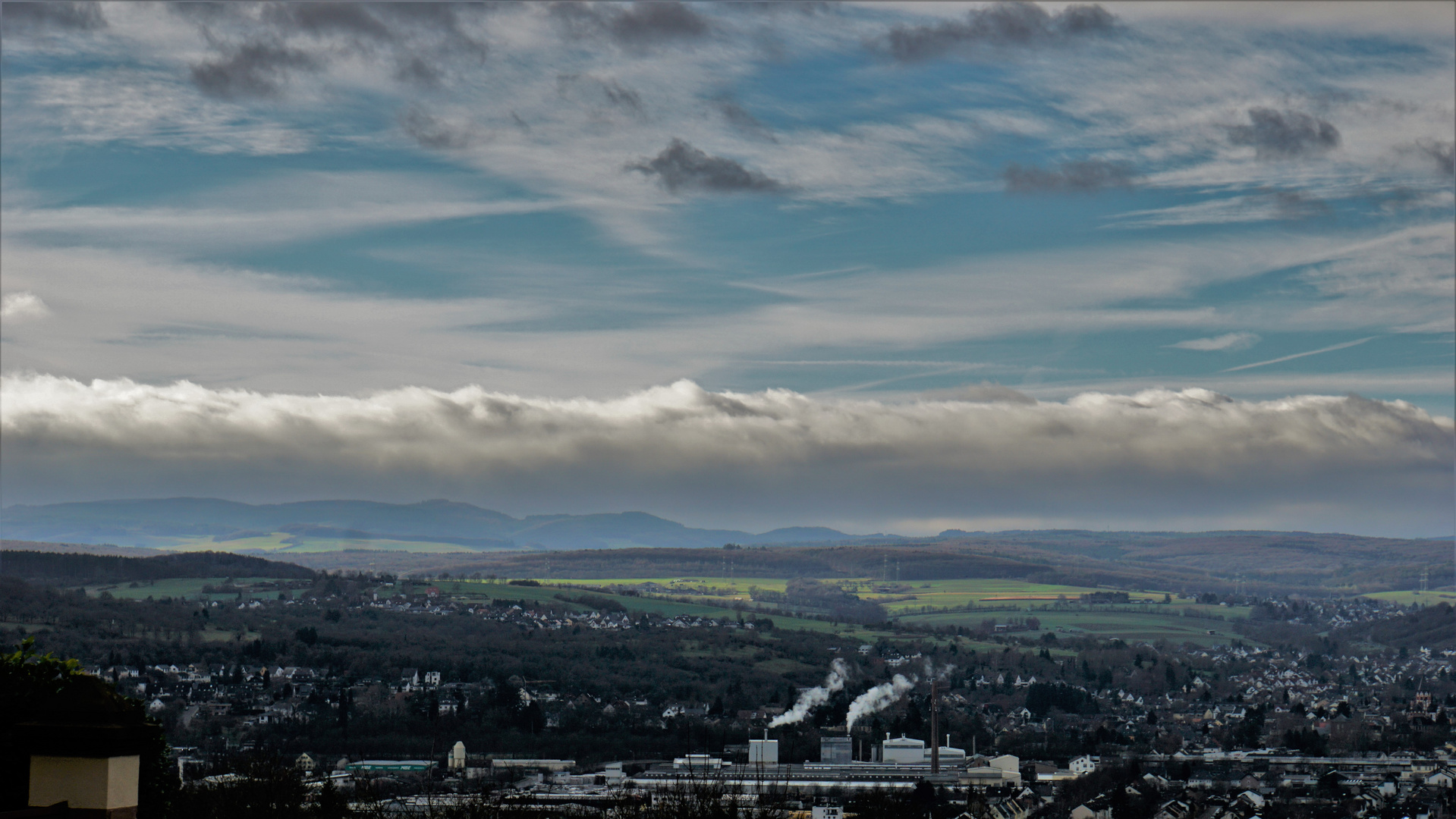 Bad Breisig Wolken über der Eifel