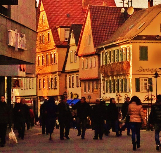 Bad Canstatt s Fussgängerzone im späten Nachmittagslicht