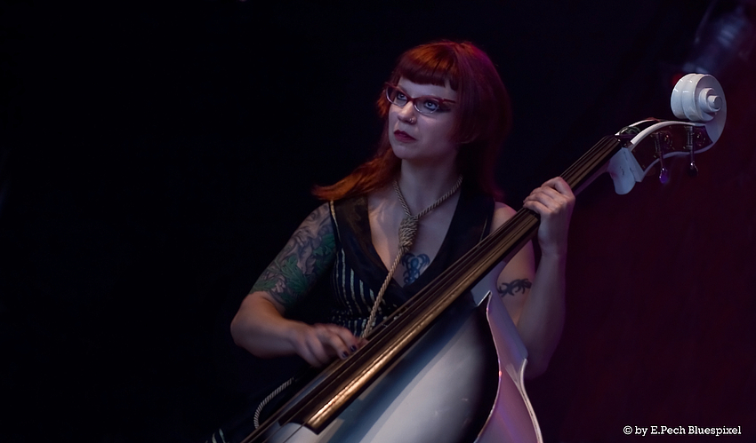 Bad Girl plays Bass ;-)