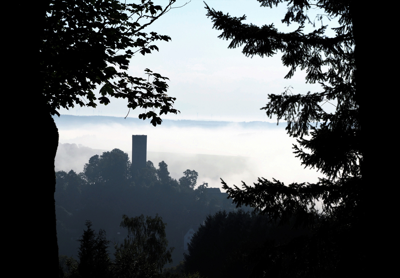 Bad Lobenstein mit altem Turm im Morgennebel