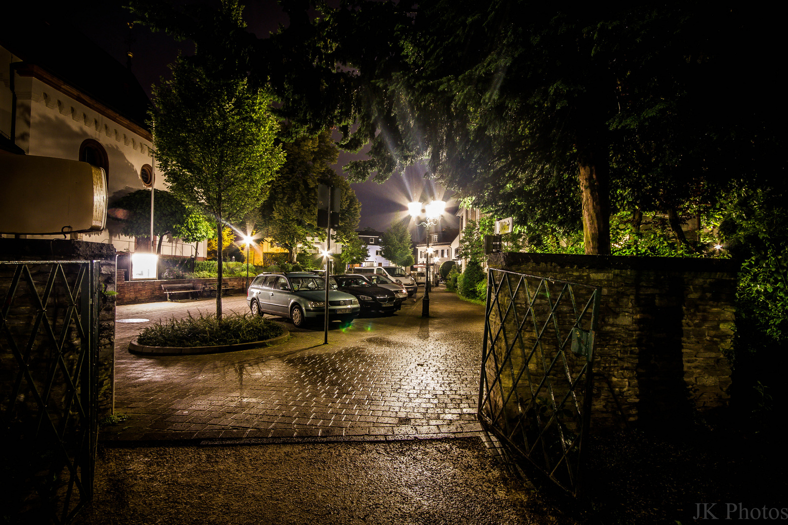 Bad Soden bei Nacht Blick aus dem Quellenpark in Richtung Strasse zum Quellnpark