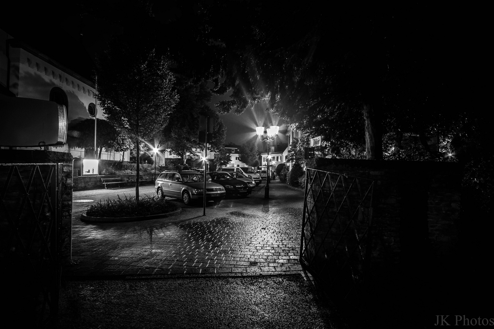 Bad Soden bei Nacht Blick aus dem Quellenpark in Richtung Strasse zum Quellnpark