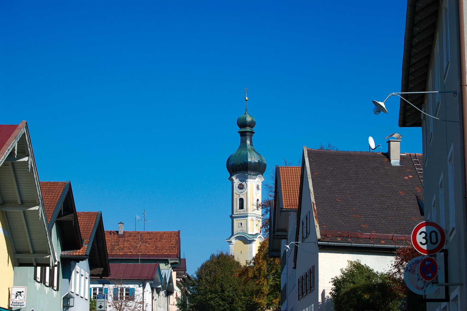 Bad Tölz mit Blick auf die Mühlfeldkirche