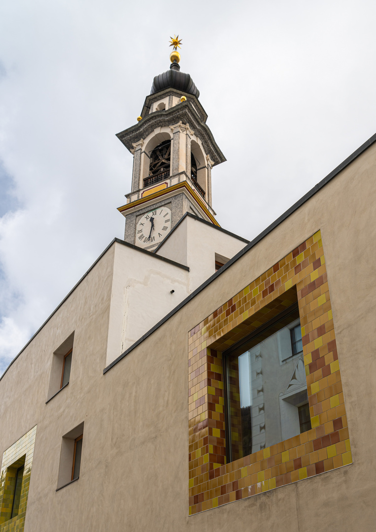 Bad und Kirche in Samedan