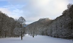 Bad Uracher Lautertal mit Blick zur Schloßruine Hohen-Urach