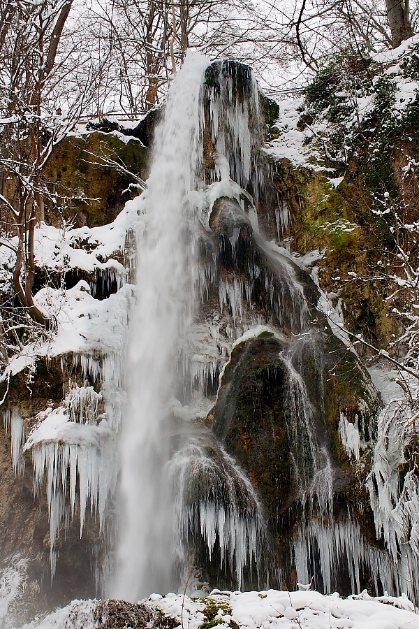 Bad Uracher Wasserfall im winterlichen Klimawandel
